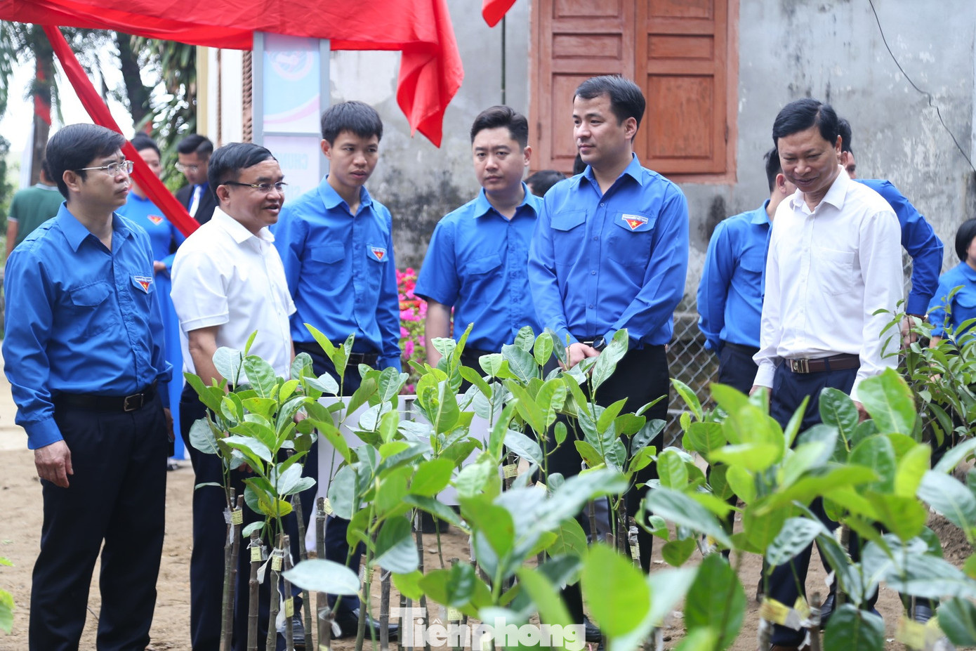 Thăm mô hình vườn ươm thanh niên