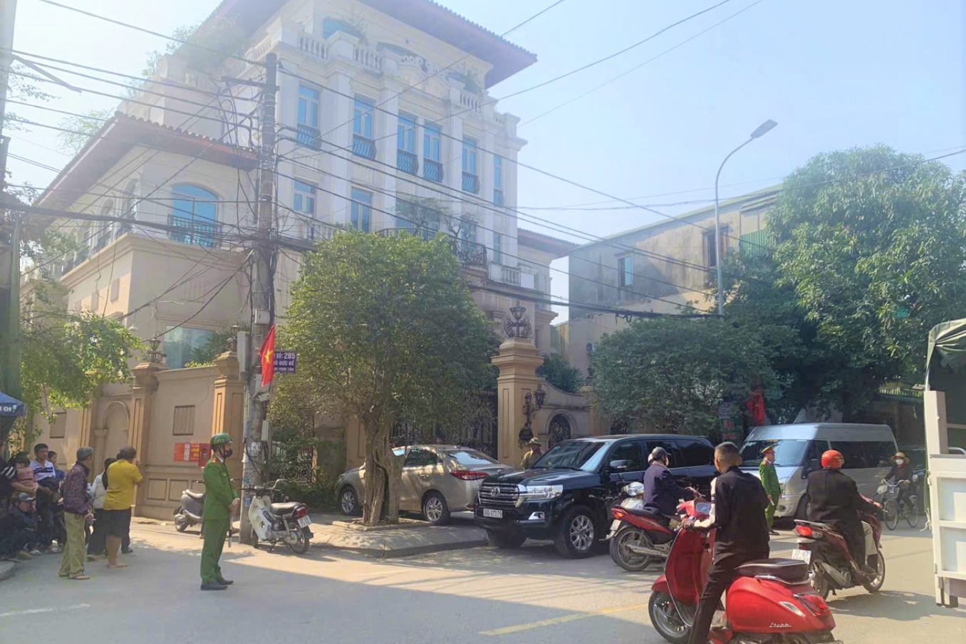 Lực lượng công an có mặt tại nhà riêng bà Chu Thị Thành - Chủ tịch HĐQT Công ty CP Tập đoàn Thiên Minh Đức Lực lượng công an có mặt tại nhà riêng bà Chu Thị Thành - Chủ tịch HĐQT Công ty CP Tập đoàn Thiên Minh Đức