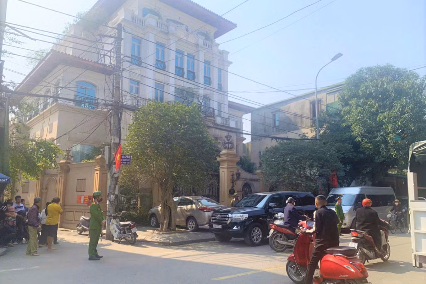 Lực lượng công an có mặt tại nhà riêng bà Chu Thị Thành - Chủ tịch HĐQT Công ty CP Tập đoàn Thiên Minh Đức
