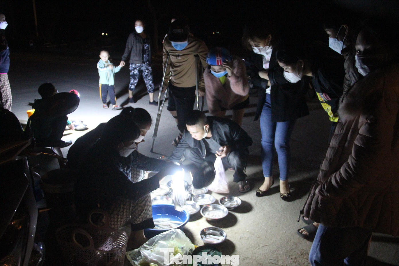 Anh Nguyễn Văn Lâm (ngư dân phường Nghi Thủy, TX Cửa Lò) cho biết “Từ 3,4 giờ chiều, tôi bắt đầu xuất phát đến khoảng 7 giờ tối thì về tới. Để đảm bảo mực tươi ngon, khi thuyền vừa cập bến, tôi đưa mực ra bán luôn. Hôm trở trời mực nhiều, mỗi thuyền có thể câu được 2-4kg/đêm. Những hôm đông khách, mực không đủ bán”. Anh Nguyễn Văn Lâm (ngư dân phường Nghi Thủy, TX Cửa Lò) cho biết “Từ 3,4 giờ chiều, tôi bắt đầu xuất phát đến khoảng 7 giờ tối thì về tới. Để đảm bảo mực tươi ngon, khi thuyền vừa cập bến, tôi đưa mực ra bán luôn. Hôm trở trời mực nhiều, mỗi thuyền có thể câu được 2-4kg/đêm. Những hôm đông khách, mực không đủ bán”.