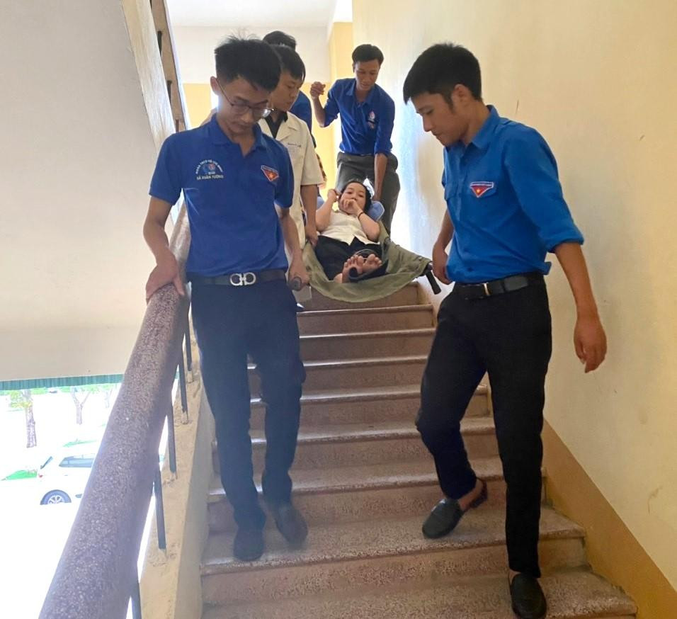 Bị tai nạn giao thông trật khớp háng khiến việc di chuyển của Thư gặp nhiều khó khăn Bị tai nạn giao thông trật khớp háng khiến việc di chuyển của Thư gặp nhiều khó khăn