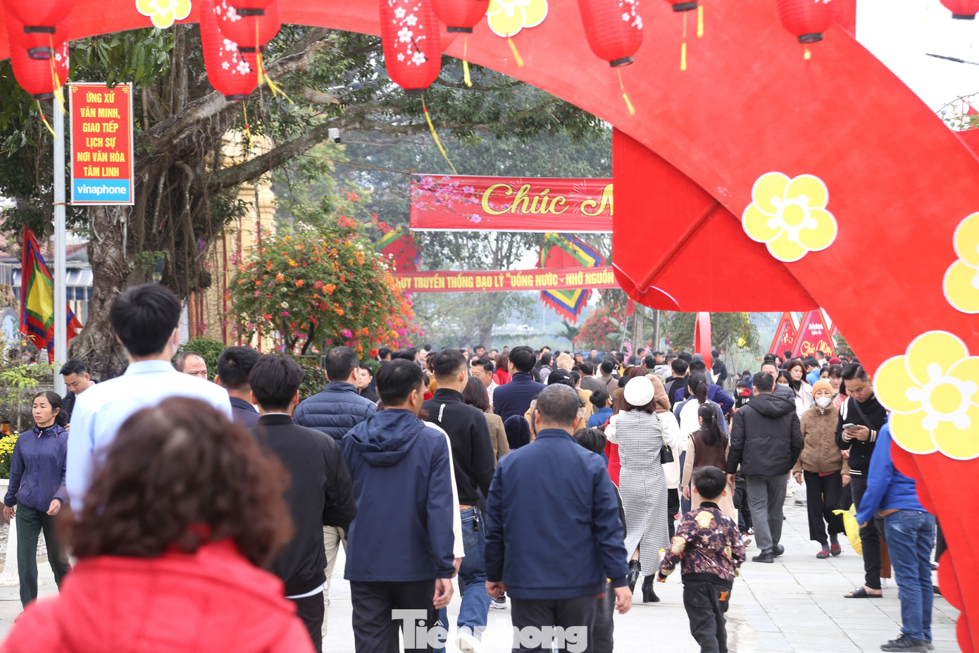 Đền ông Hoàng Mười là một trong những địa chỉ tâm linh đón nhiều khách thập phương về dâng lễ vào dịp đầu năm mới. Bên cạnh cầu bình yên, sức khỏe, may mắn, tài lộc, theo quan niệm dân gian, ngôi đền này rất linh thiêng trong việc cầu công danh, tài lộc.