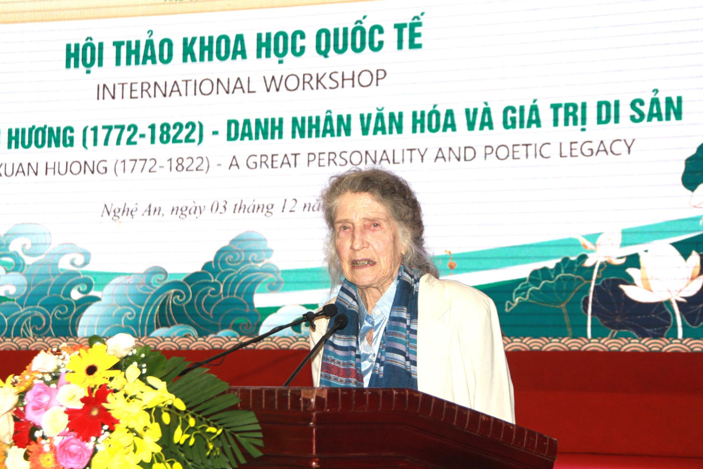 Bà Lady Borton - Nhà văn, Nhà nghiên cứu, dịch giả đến từ nước Mỹ cho rằng Hồ Xuân Hương là một hiện tượng khác thường, phi thường. Bà Lady Borton - Nhà văn, Nhà nghiên cứu, dịch giả đến từ nước Mỹ cho rằng Hồ Xuân Hương là một hiện tượng khác thường, phi thường.