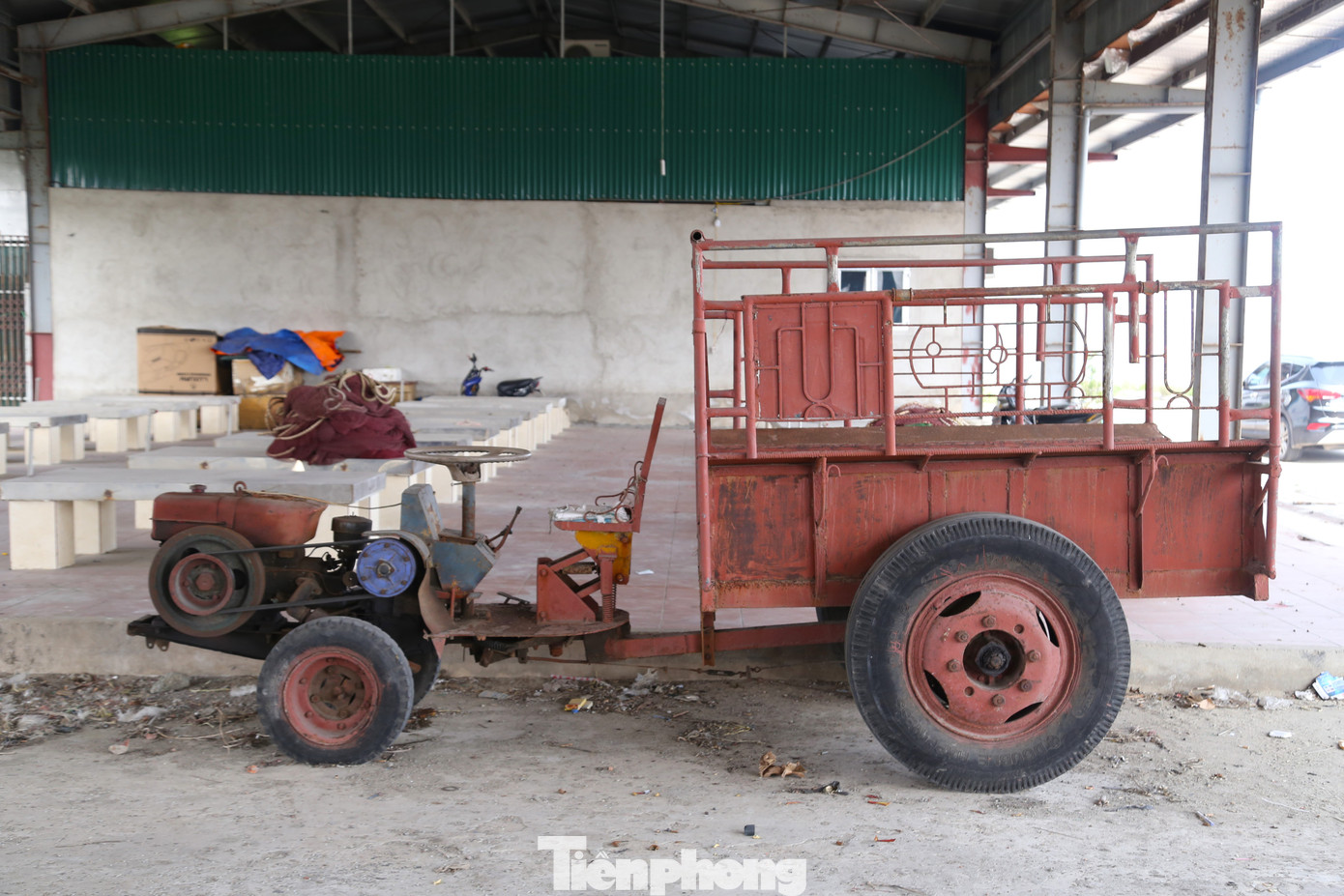 Hiện là nơi tập kết ngư cụ và đậu xe của ngư dân.