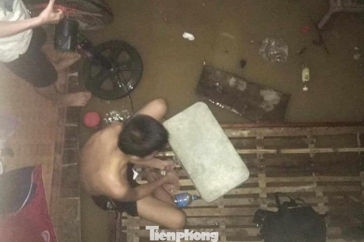 Học sinh cố vớt vát các đồ dùng trước lúc căn phòng bị ngập