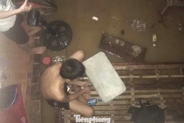 Học sinh cố vớt vát các đồ dùng trước lúc căn phòng bị ngập