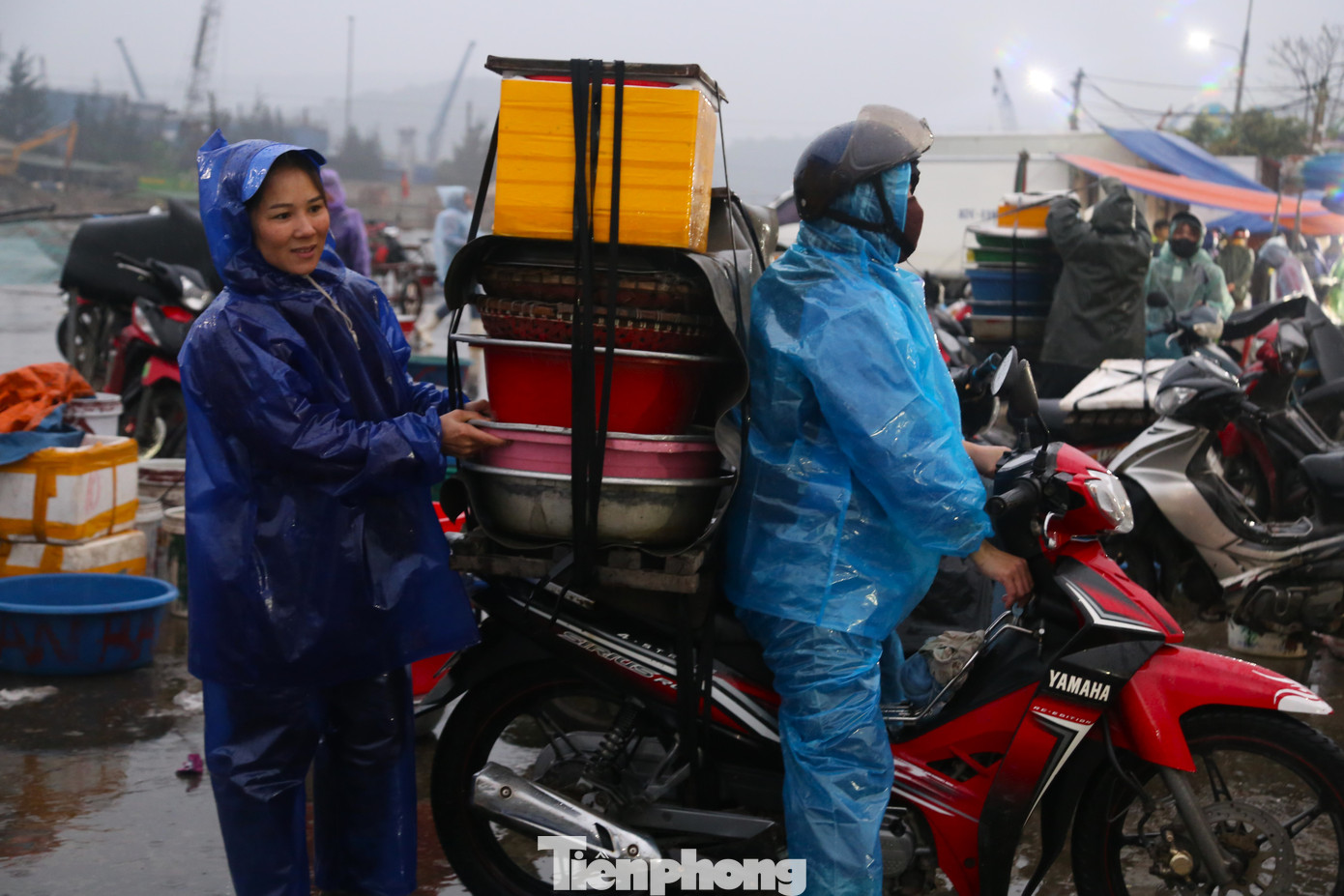 Sau khi mua hàng, tiểu thương gói ghém lên xe máy rồi mang đi các chợ trên địa bàn để tiêu thụ.