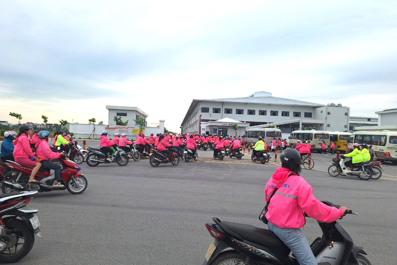 Công nhân Viet Glory quay lại nhà máy làm việc sáng 9/10. Công nhân Viet Glory quay lại nhà máy làm việc sáng 9/10.