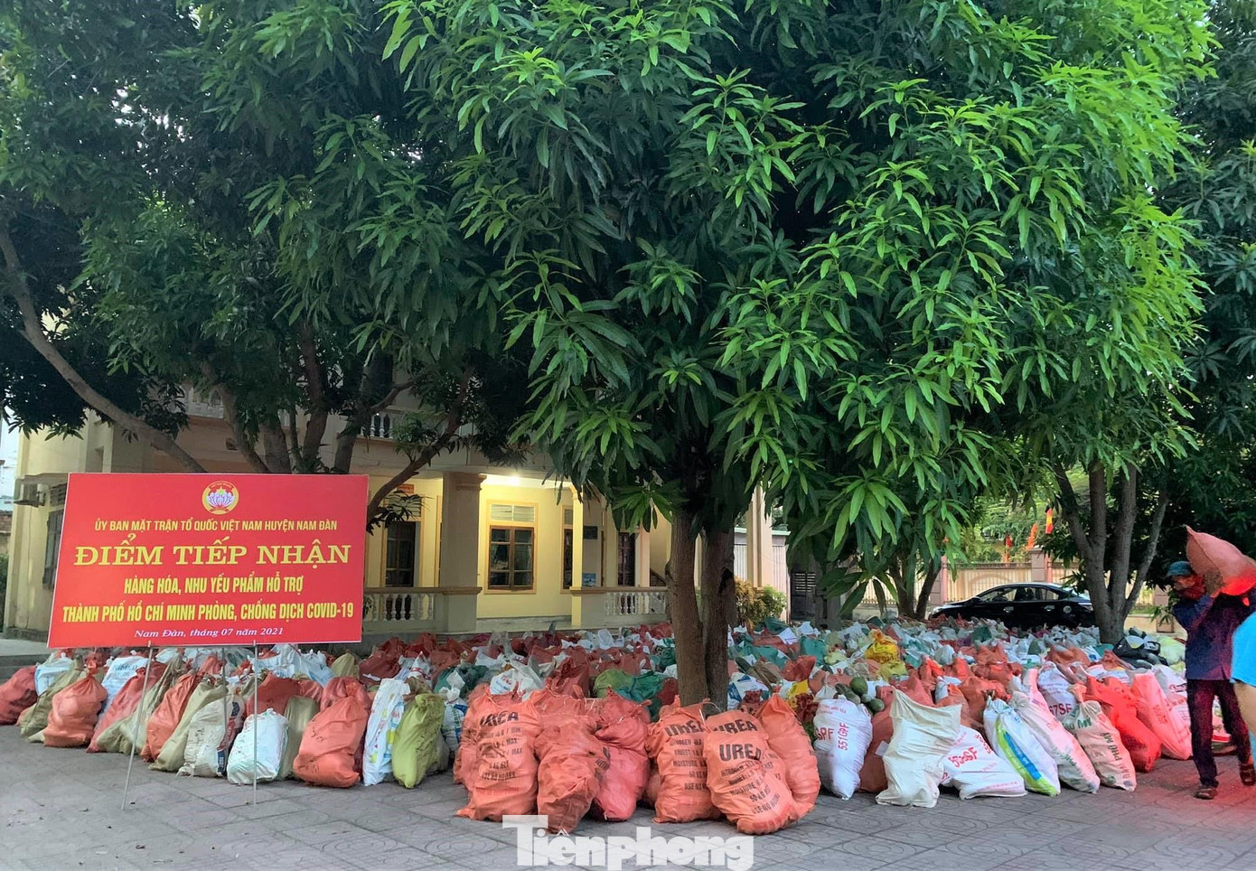 Từ 0h ngày 9/7, TPHCM thực hiện công tác phòng chống dịch COVID-19 theo Chỉ thị 16/CT-TTg của Thủ tướng Chính phủ. Trong thời gian giãn cách xã hội, nhiều hoạt động sản xuất, kinh doanh của người dân bị ảnh hưởng. Hơn bao giờ hết, người dân và công nhân, lao động ở TPHCM đang gặp khó khăn cần sự giúp đỡ, hỗ trợ, nhất là các nhu yếu phẩm phục vụ đời sống hàng ngày.