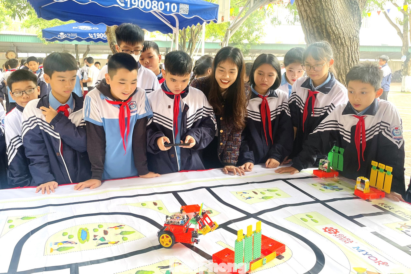 Các em học sinh hào hứng tham gia các hoạt động trong ngày hội. Các em học sinh hào hứng tham gia các hoạt động trong ngày hội.