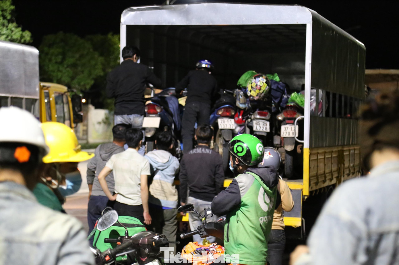 Hai ngày qua (1/8 và 2/8), có 5 người từ miền Nam về quê Nghệ An bằng xe máy dương tính với virus SARS-CoV-2.