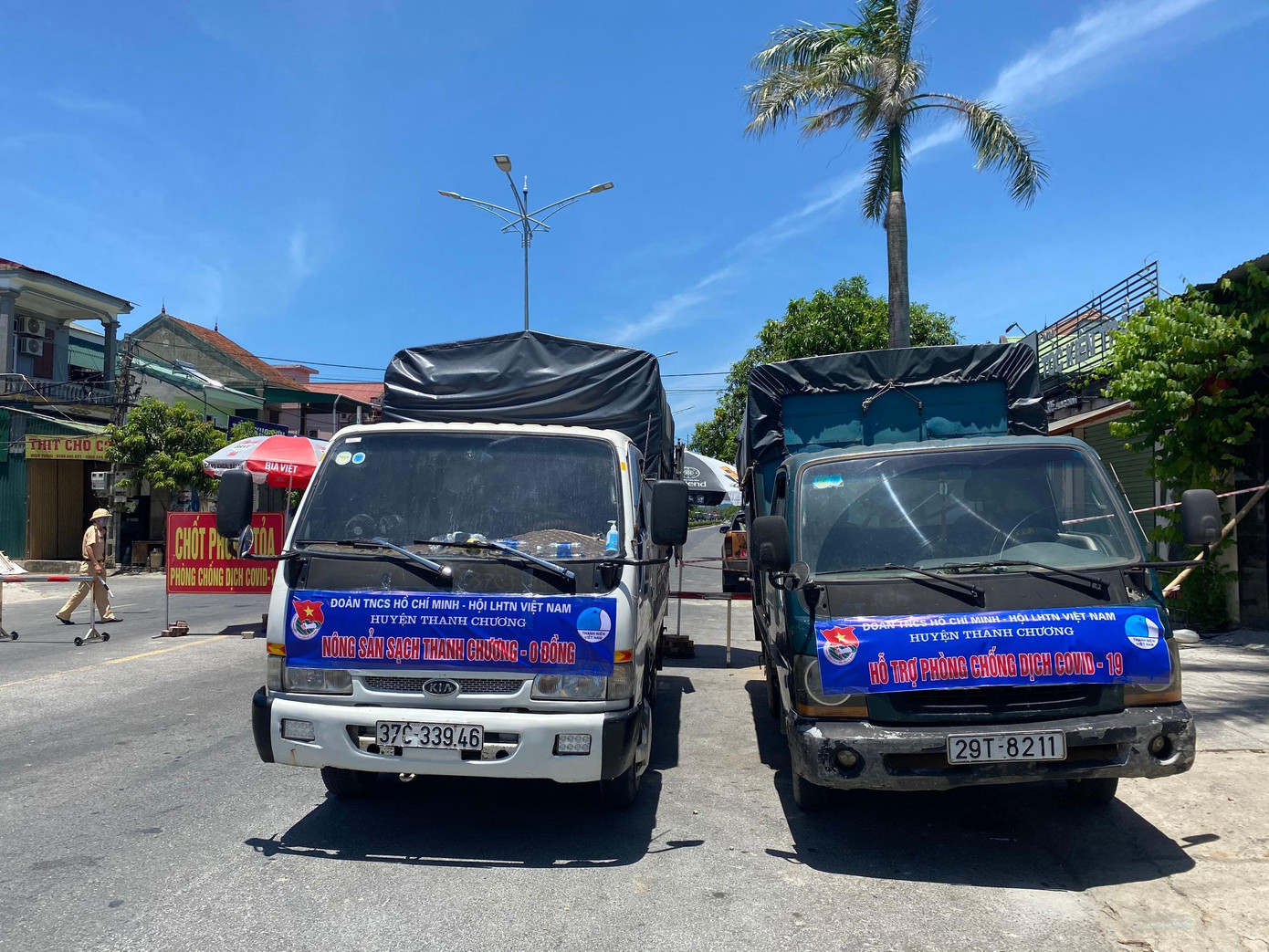 Sáng 21/6, gần 5 tấn hàng được các bạn đoàn viên thanh niên nhanh chóng di chuyển từ huyện Thanh Chương chuyển xuống thành phố Vinh để hỗ trợ cho các điểm chốt và vùng phong toả, cách ly.