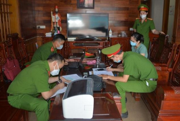 Cơ quan công an làm việc với chủ gia đình nuôi nhốt động vật hoang dã trong nhà Cơ quan công an làm việc với chủ gia đình nuôi nhốt động vật hoang dã trong nhà