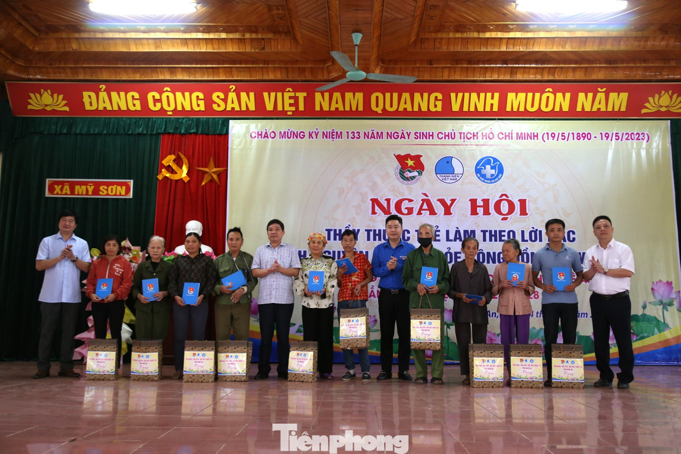 Trao tặng các phần quà, túi an sinh cho người dân có hoàn cảnh khó khăn tại xã Mỹ Sơn, huyện Đô Lương. Ảnh: TH