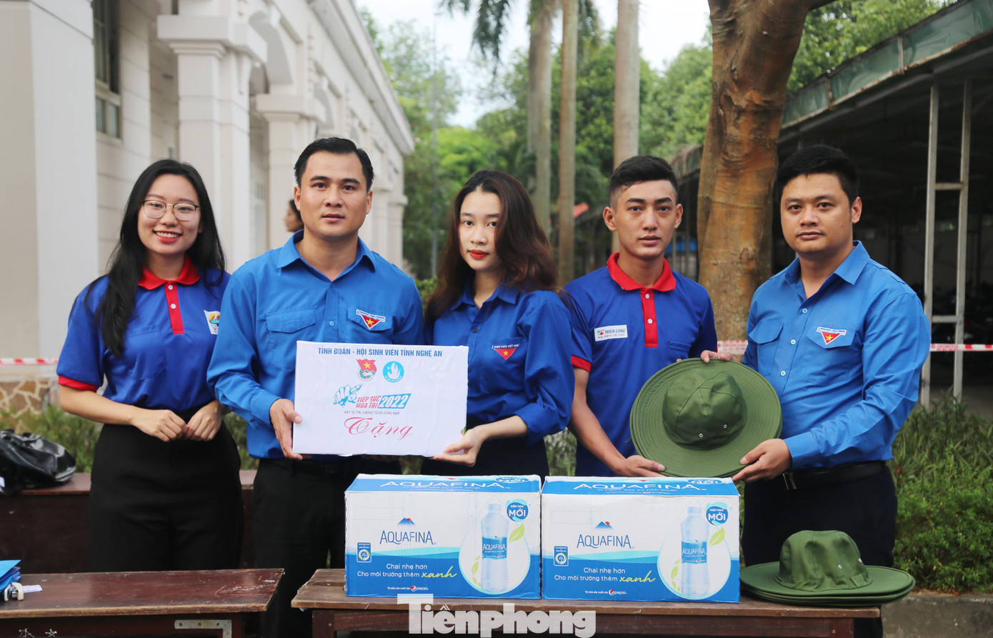 Anh Thái Minh Sỹ thăm, tặng quà cho đội tình nguyện Tiếp sức mùa thi điểm trường THPT chuyên Đại học Vinh (TP Vinh, Nghệ An)