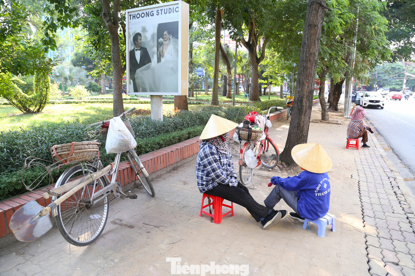 Nhóm cửu vạn tại công viên Tam Giác, TP Vinh không có ngày nghỉ lễ.