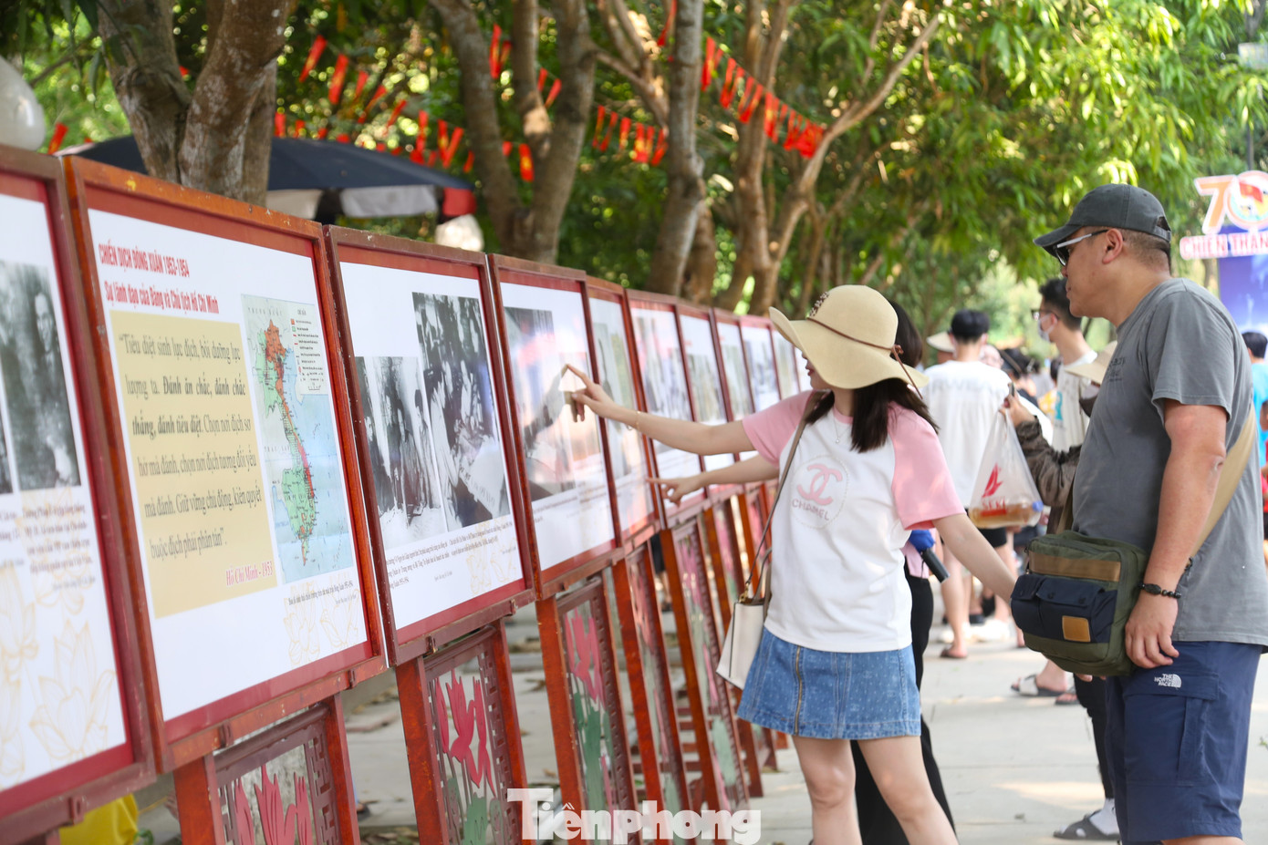 Triển lãm được chia thành 3 chủ đề: Từ Hà Nội đến chiến khu Việt Bắc, Điện Biên Phủ - Trận quyết chiến chiến lược, Sáng mãi thiên sử vàng Điện Biên.