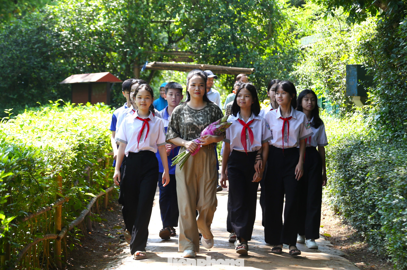 Dịp này, du khách muôn phương đã về thăm nơi Chủ tịch Hồ Chí Minh cất tiếng khóc chào đời và sống 5 năm thời thơ ấu. Mọi người đều dành niềm kính yêu và thương nhớ vị Cha già dân tộc.