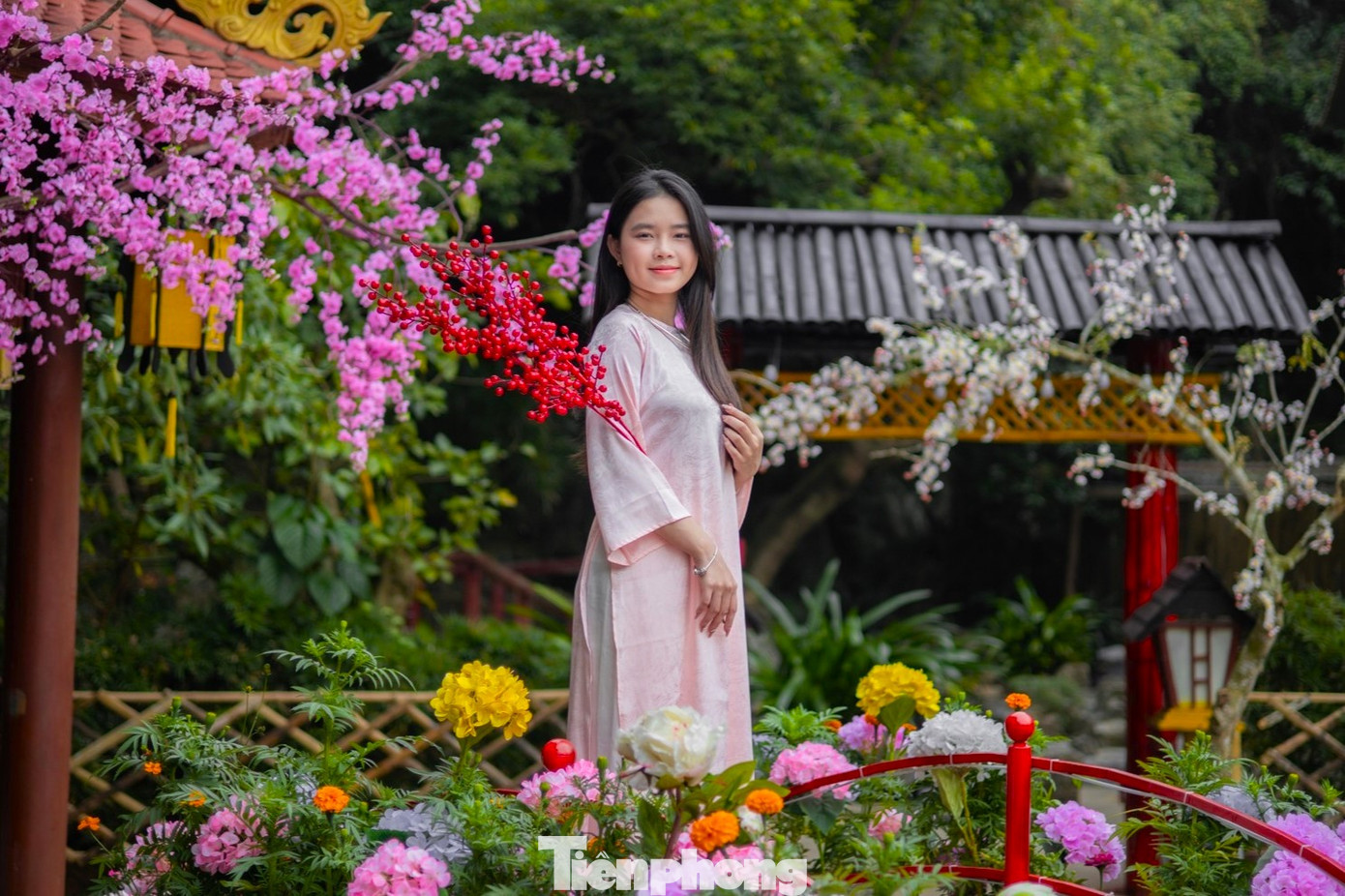 Bạn trẻ chọn trang phục áo dài, phụ kiện để chụp ảnh.