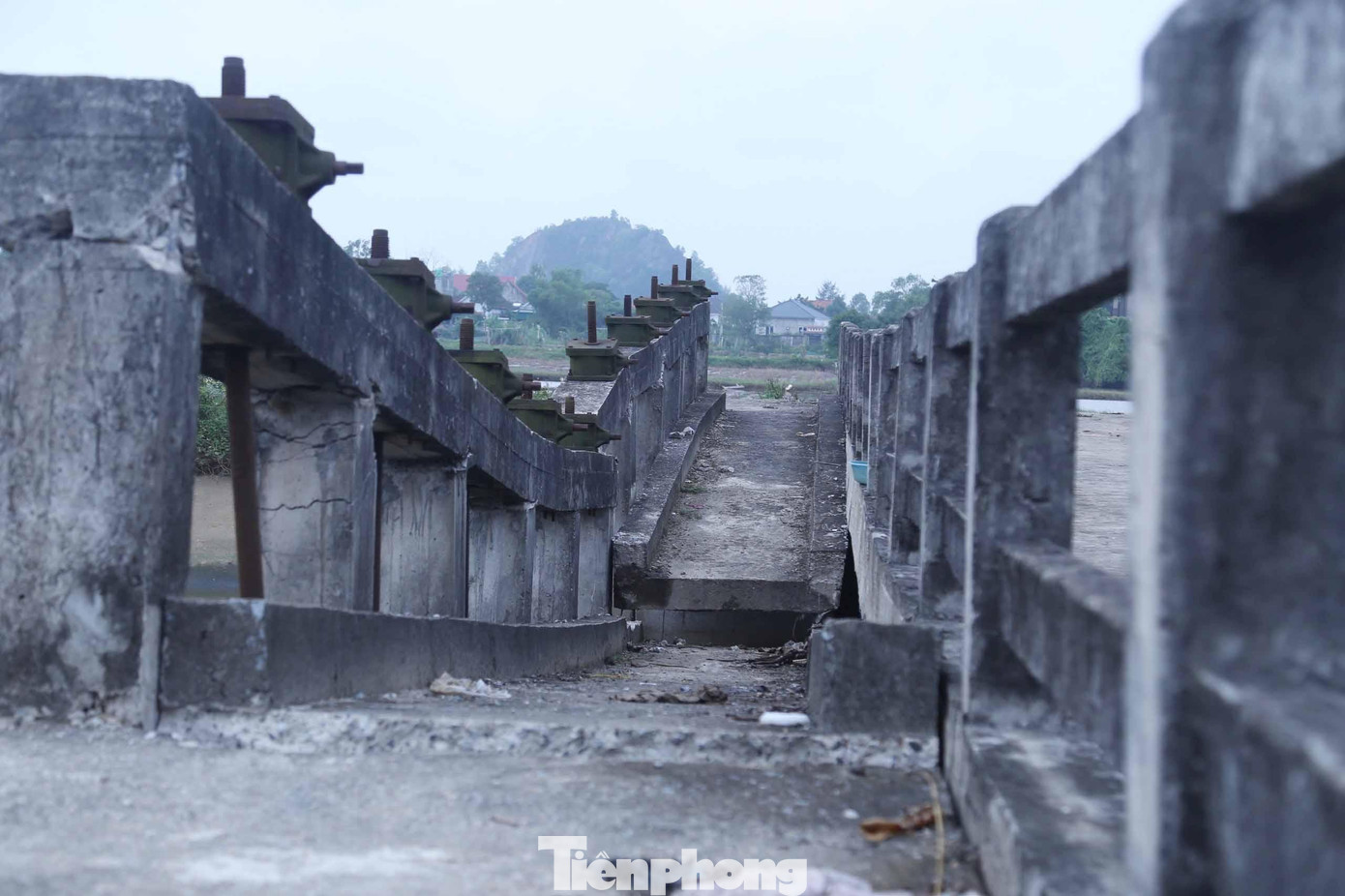 Cầu Giằng có chiều dài 31m, rộng 6m, hiện nay đã bị sụt lún 5 chân trụ, gãy 2/3 thân cầu. Cầu Giằng có chiều dài 31m, rộng 6m, hiện nay đã bị sụt lún 5 chân trụ, gãy 2/3 thân cầu.