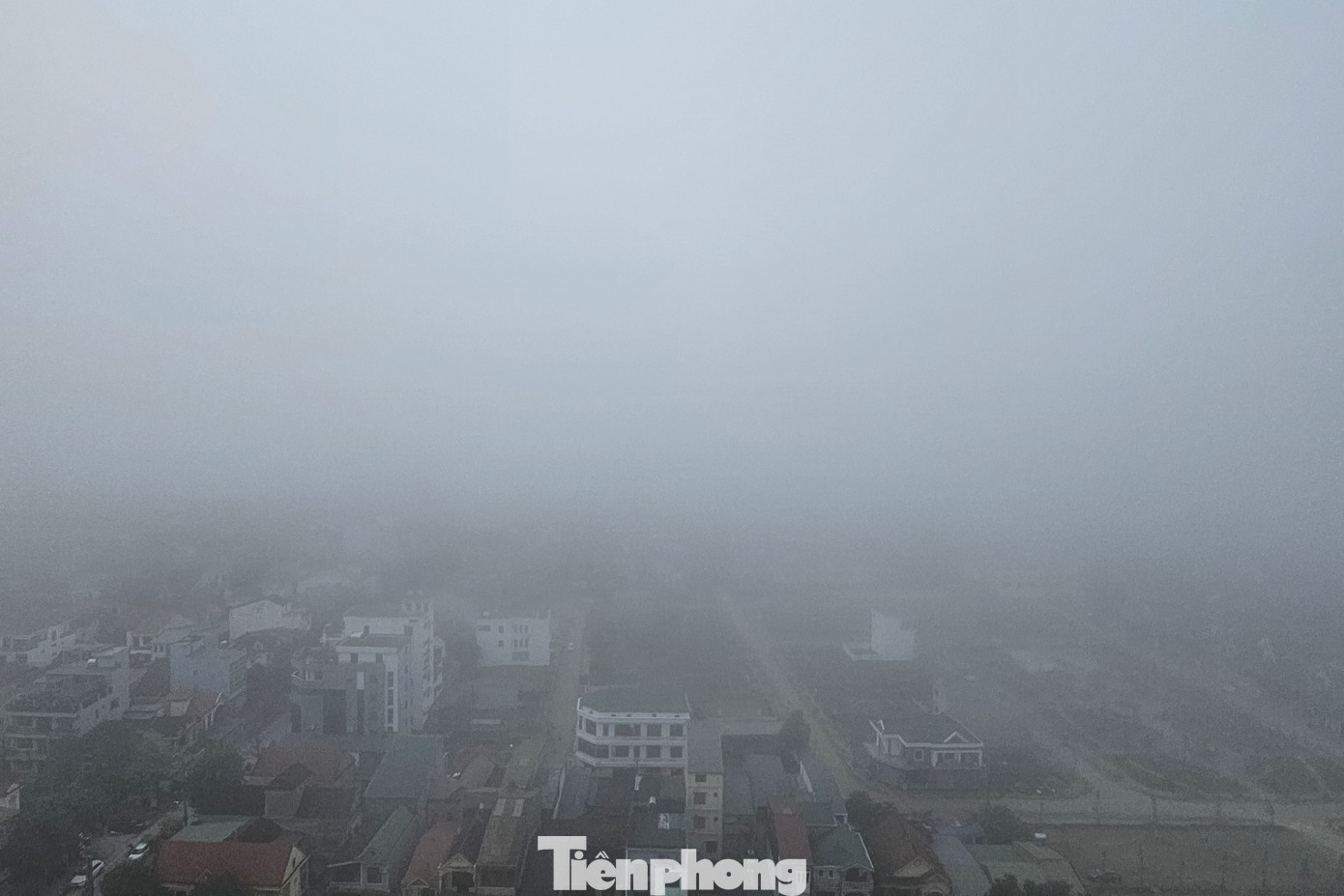 Những ngôi nhà cao tầng mất hút trong làn sương sớm