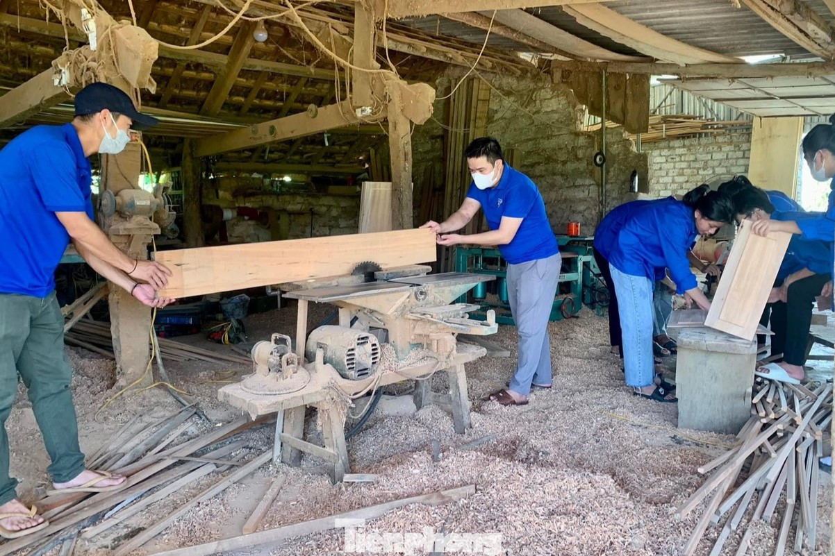 Để triển khai hiệu quả mô hình “Biến gỗ tạp thành vật dụng hữu ích tặng học sinh nghèo”, Ban thường vụ Huyện đoàn Quỳ Châu đã chỉ đạo các cơ sở Đoàn trên địa bàn chủ động rà soát, lập danh sách các em thiếu nhi có hoàn cảnh khó khăn cần được giúp đỡ.