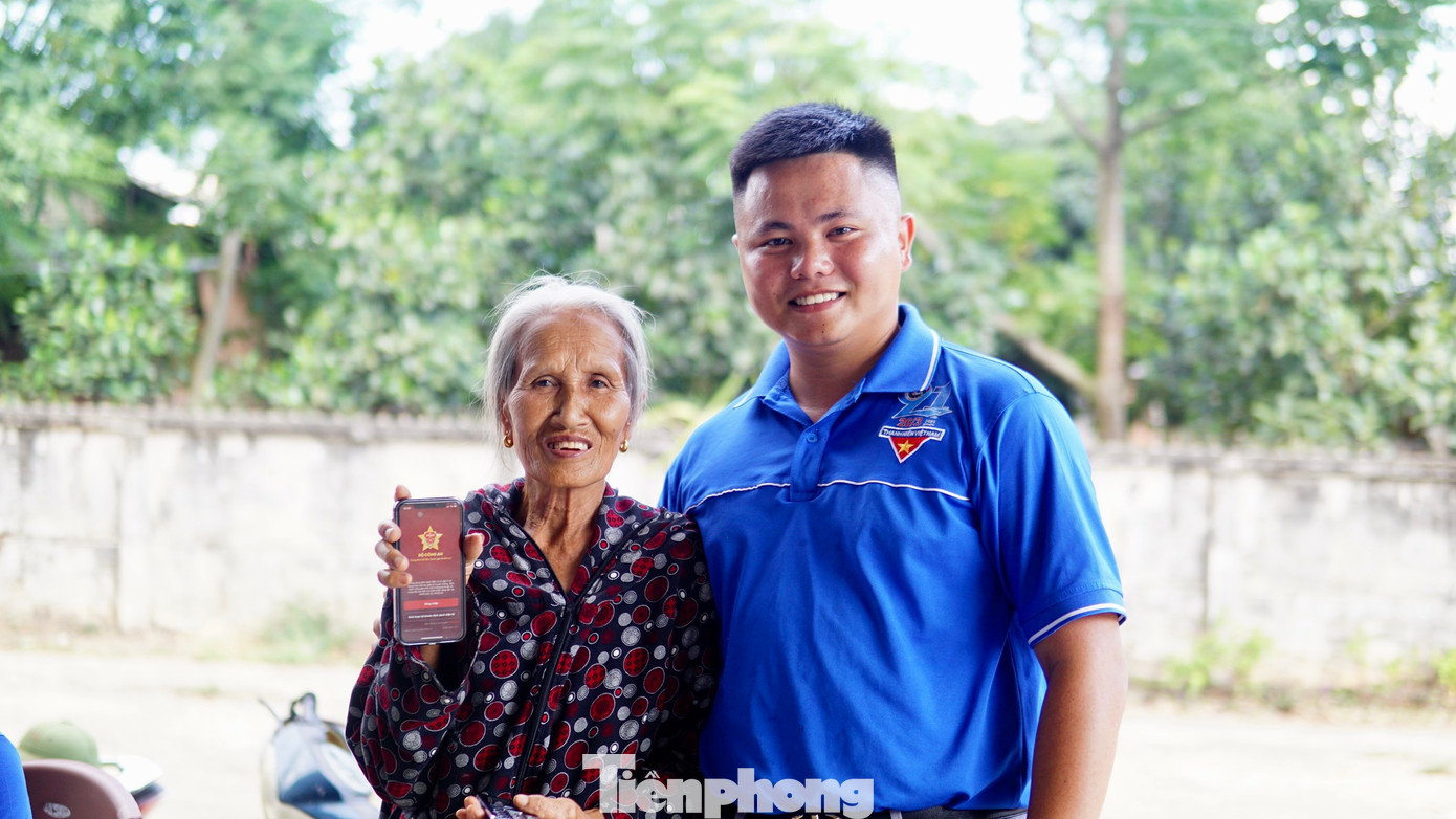 "Hoạt động nhằm nâng cao hiệu quả cải cách hành chính, giảm thiểu chi phí, thời gian và hồ sơ, giấy tờ khi giải quyết thủ tục hành chính. Đồng thời phát huy vai trò, trách nhiệm của đoàn viên thanh niên với cộng đồng, góp phần quan trọng thực hiện mục tiêu cải cách hành chính, thúc đẩy đối với sự phát triển về kinh tế - xã hội trên địa bàn thị xã”, anh Chung chia sẻ.
