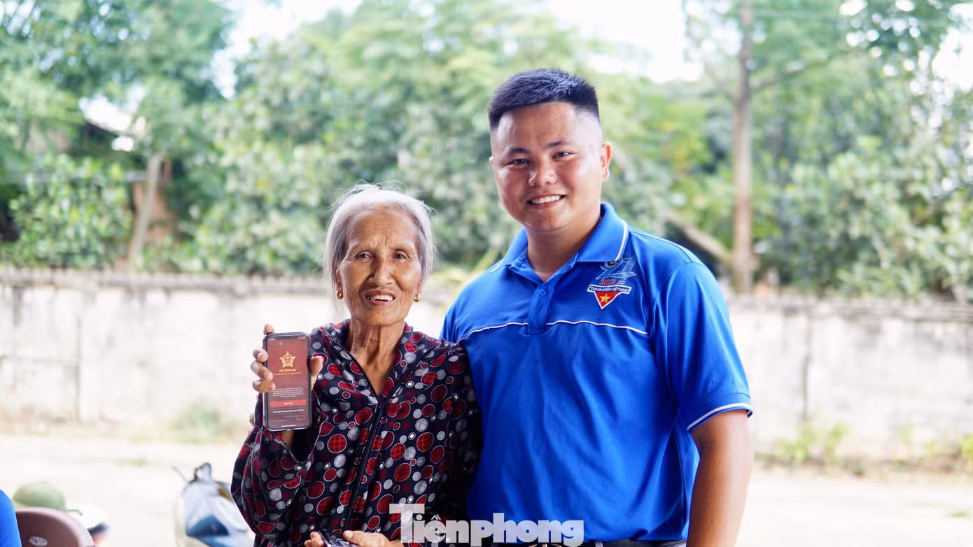 "Hoạt động nhằm nâng cao hiệu quả cải cách hành chính, giảm thiểu chi phí, thời gian và hồ sơ, giấy tờ khi giải quyết thủ tục hành chính. Đồng thời phát huy vai trò, trách nhiệm của đoàn viên thanh niên với cộng đồng, góp phần quan trọng thực hiện mục tiêu cải cách hành chính, thúc đẩy đối với sự phát triển về kinh tế - xã hội trên địa bàn thị xã”, anh Chung chia sẻ.