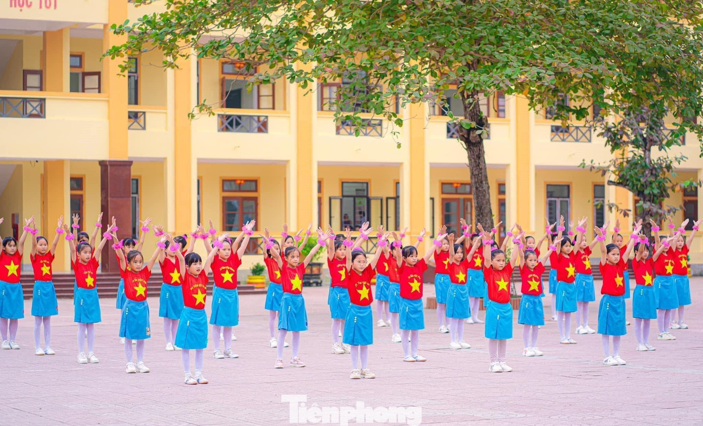 Tuổi trẻ huyện Nam Đàn tổ chức đồng diễn nhảy flashmob “Thiếu nhi vui khoẻ - Tiến bước lên Đoàn” trên nền nhạc ca khúc “Sứ mệnh thanh niên” – ca khúc chính thức của Đại hội.