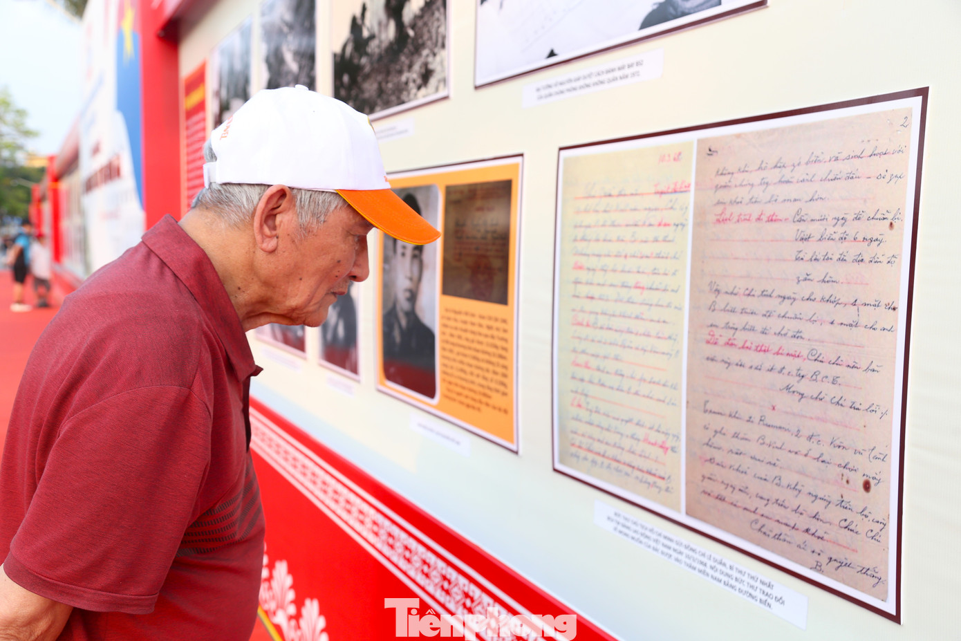 Chăm chú xem từng bức ảnh, đọc từng tư liệu lịch sử, cựu chiến binh Lê Lân (80 tuổi, trú phường Trường Thi, TP Vinh) cho biết, ông từng tham gia chiến dịch Tây Nguyên từ năm 1968 – 1975. Những tư liệu được trưng bày tại Quảng trường Hồ Chí Minh là vô cùng quý giá. “Đại thắng mùa Xuân 1975 là dấu son chói lọi trong trang sử vàng của dân tộc. Đó không chỉ là thắng lợi của lòng yêu nước, tinh thần kiên cường, bất khuất, mà còn là biểu tượng rực rỡ của chủ nghĩa anh hùng cách mạng, có ý nghĩa và tầm vóc thời đại sâu sắc”, cựu chiến binh Lê Lân chia sẻ. Chăm chú xem từng bức ảnh, đọc từng tư liệu lịch sử, cựu chiến binh Lê Lân (80 tuổi, trú phường Trường Thi, TP Vinh) cho biết, ông từng tham gia chiến dịch Tây Nguyên từ năm 1968 – 1975. Những tư liệu được trưng bày tại Quảng trường Hồ Chí Minh là vô cùng quý giá. “Đại thắng mùa Xuân 1975 là dấu son chói lọi trong trang sử vàng của dân tộc. Đó không chỉ là thắng lợi của lòng yêu nước, tinh thần kiên cường, bất khuất, mà còn là biểu tượng rực rỡ của chủ nghĩa anh hùng cách mạng, có ý nghĩa và tầm vóc thời đại sâu sắc”, cựu chiến binh Lê Lân chia sẻ.