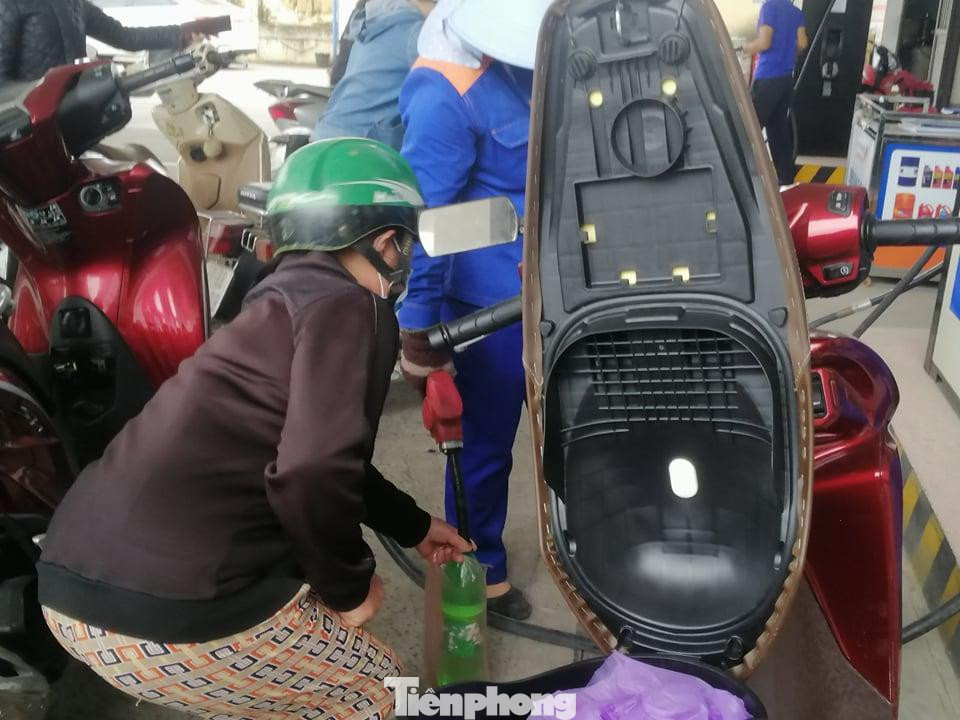 Bà Phạm Thị Hương (trú phường Trường Thi, TP Vinh) cho biết: “Giá xăng, dầu tăng chóng mặt trong thời gian qua khiến người dân chúng tôi rất lo lắng khi phải chịu ảnh hưởng của dịch bệnh, công việc làm không ổn định nên cuộc sống càng khó khăn hơn”. Bà Phạm Thị Hương (trú phường Trường Thi, TP Vinh) cho biết: “Giá xăng, dầu tăng chóng mặt trong thời gian qua khiến người dân chúng tôi rất lo lắng khi phải chịu ảnh hưởng của dịch bệnh, công việc làm không ổn định nên cuộc sống càng khó khăn hơn”.
