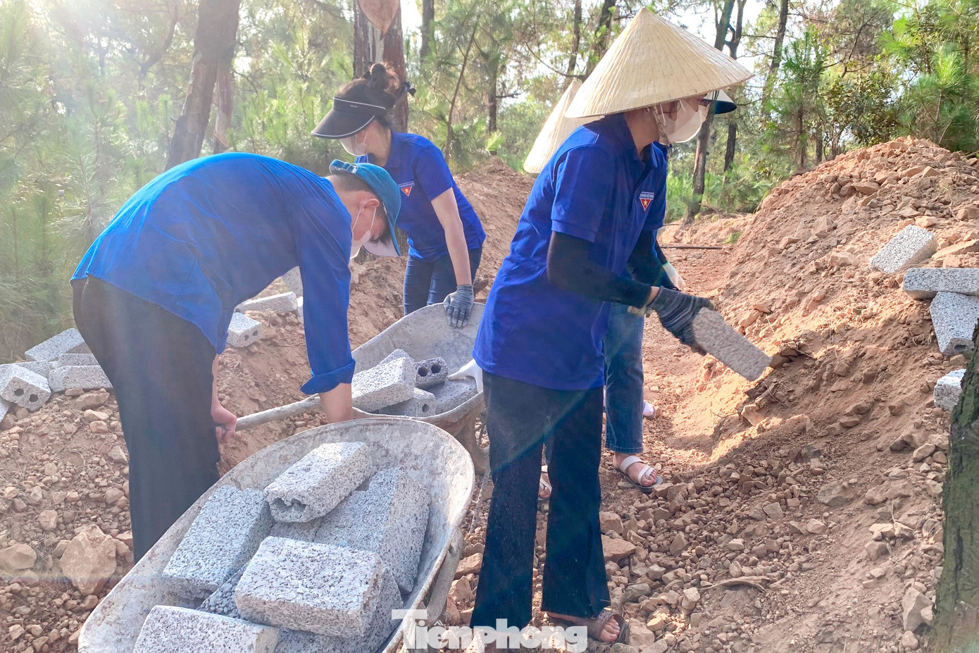 Thời tiết nắng nóng, nhưng các bạn trẻ đều hăng say với công việc