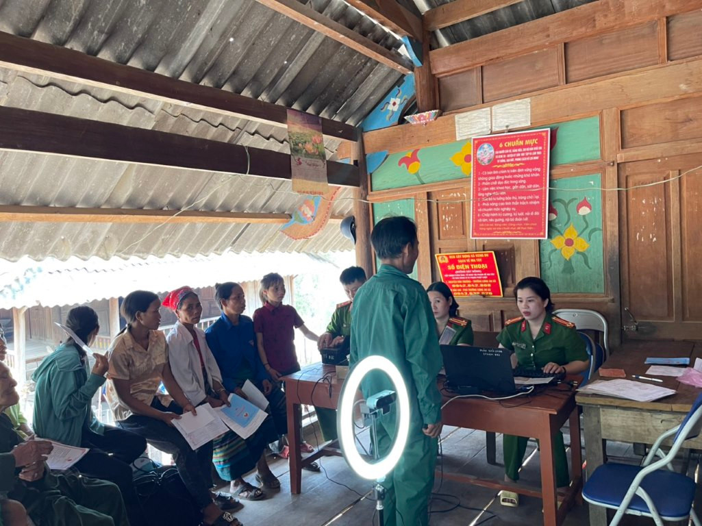 Trong 5 ngày nghỉ lễ, Công an tỉnh Nghệ An sẽ thu thập dữ liệu cấp CCCD cho khoảng 1.000 công dân, chủ yếu người già, ốm đau, đồng bào dân tộc thiểu số. Trong 5 ngày nghỉ lễ, Công an tỉnh Nghệ An sẽ thu thập dữ liệu cấp CCCD cho khoảng 1.000 công dân, chủ yếu người già, ốm đau, đồng bào dân tộc thiểu số.