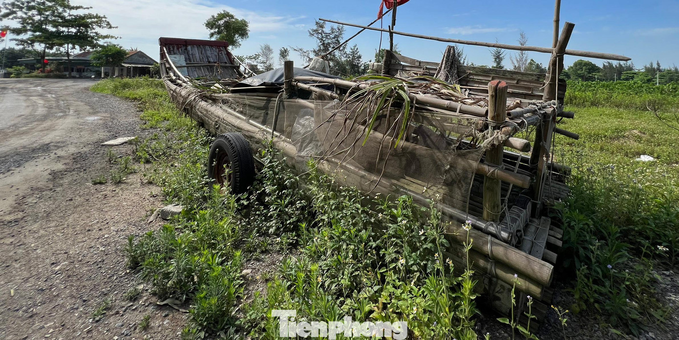 Có những chiếc bè mảng được ngư dân kéo lên gần đường bê tông rồi bỏ hoang phế.