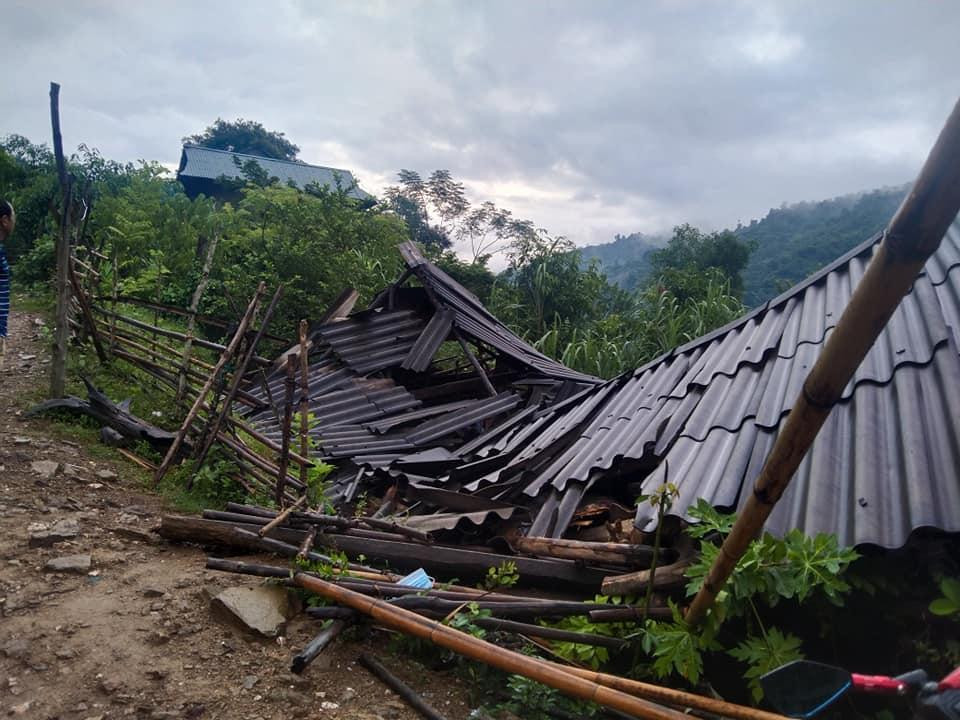 Ngôi nhà bà Liên đổ sập hoàn toàn sau mưa lớn Ngôi nhà bà Liên đổ sập hoàn toàn sau mưa lớn