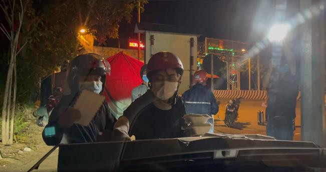 Người dân nhận quà hỗ trợ từ chị Hiền.