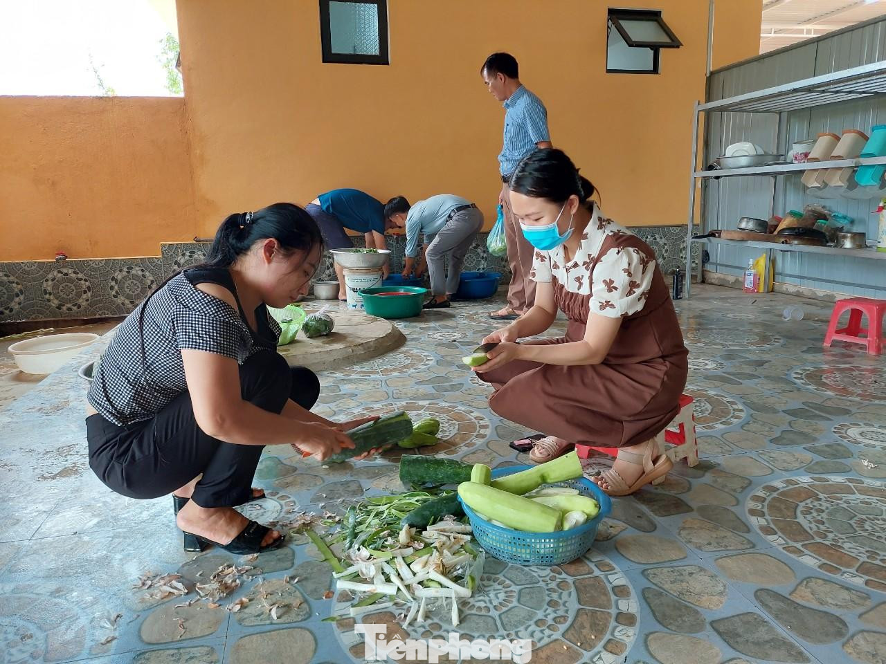 Từ sáng sớm, căn bếp của Trường THPT Thanh Chương 3 đã đỏ lửa. Thầy cô mỗi người một việc, người nấu cơm, người làm rau, người kho thịt… không khí tất bật, khẩn trương.