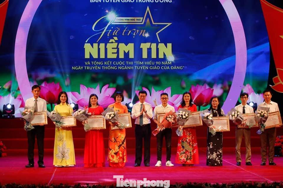 Thầy Báu (ngoài cùng bên phải) nhận giải trong cuộc thi &quot;Tìm hiểu 90 năm ngày truyền thống ngành Tuyên giáo của Đảng&quot; năm học 2019 - 2020