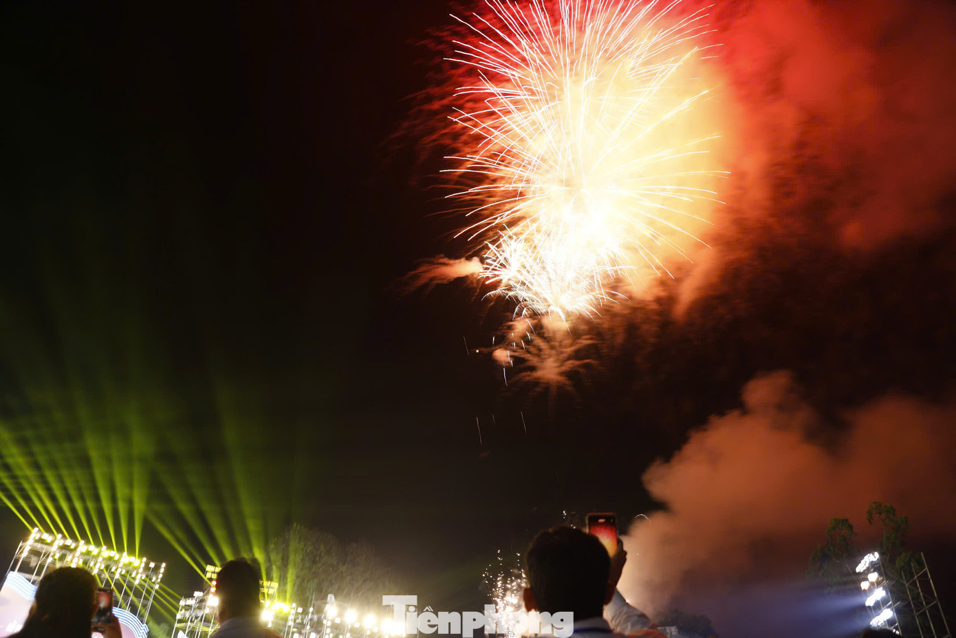 Màn bắn pháo hoa khai hội Làng Sen 2025
