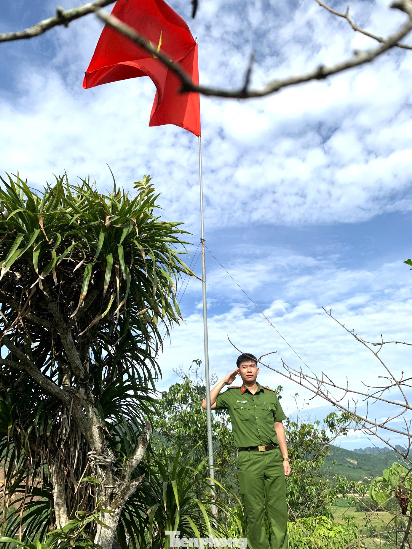Ngay sau khi lá cờ Tổ quốc tung bay, lực lượng đoàn viên thanh niên, Công an xã đã thực hiện lễ chào cờ đầy thiêng liêng trên các đỉnh núi.