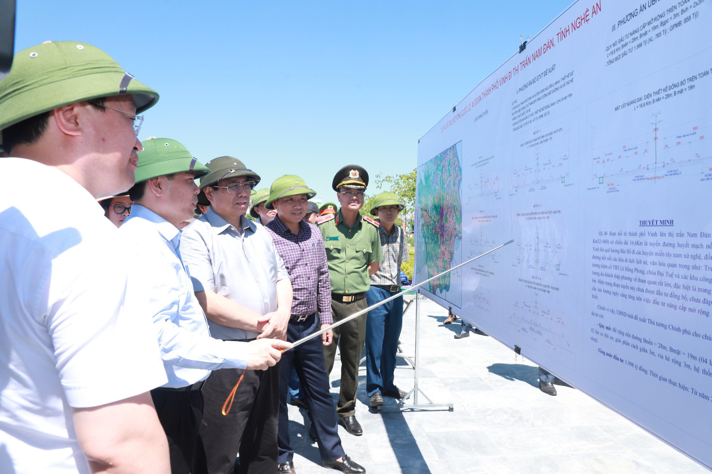 Thủ tướng Phạm Minh Chính nghe báo cáo về các phương án xây dựng tuyến đường nối từ thành phố Vinh về thị trấn Nam Đàn, huyện Nam Đàn, Nghệ An