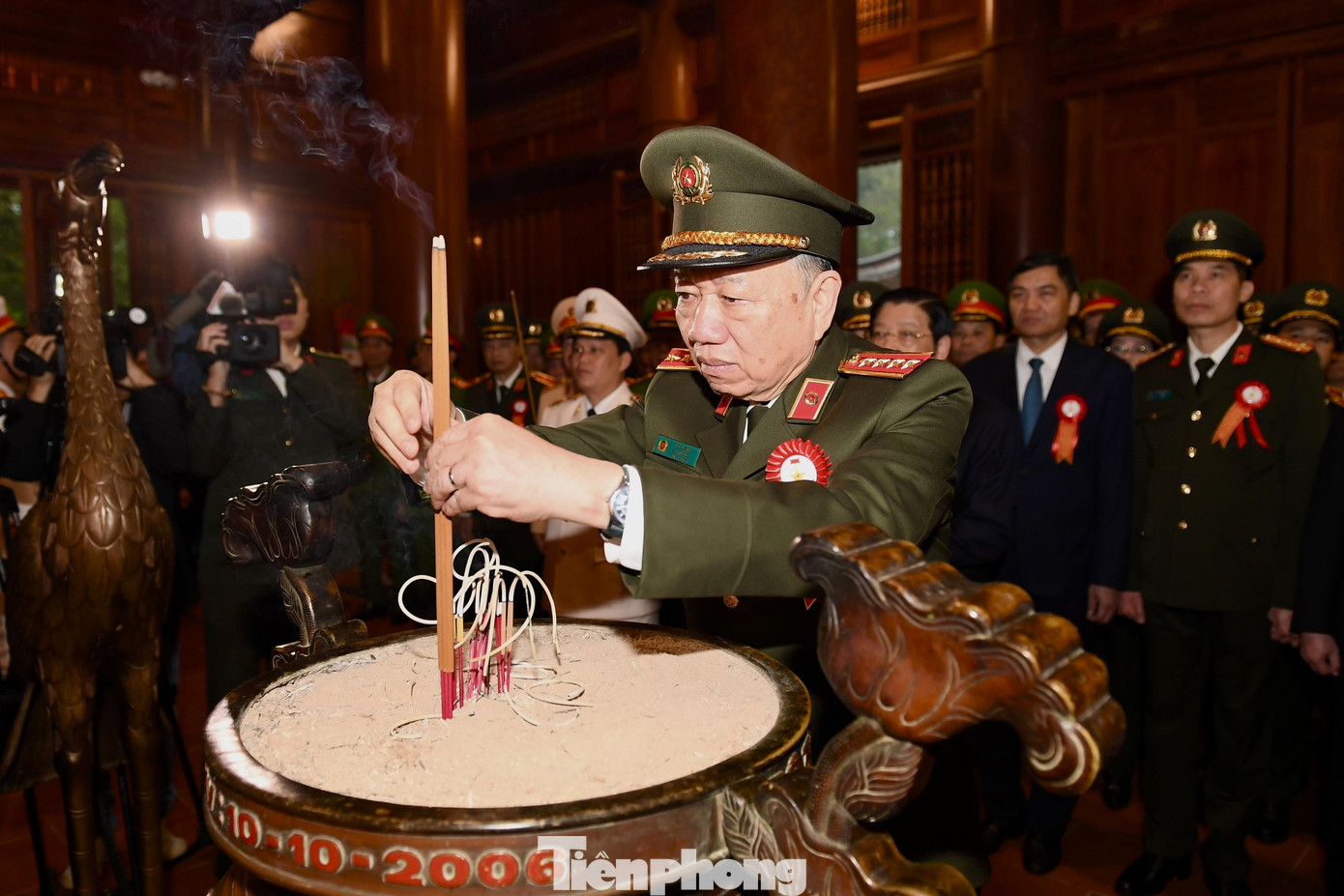 Đại tướng Tô Lâm, Ủy viên Bộ Chính trị, Bí thư Đảng ủy Công an T.Ư, Bộ trưởng Bộ Công an dâng hương tưởng niệm Chủ tịch Hồ Chí Minh