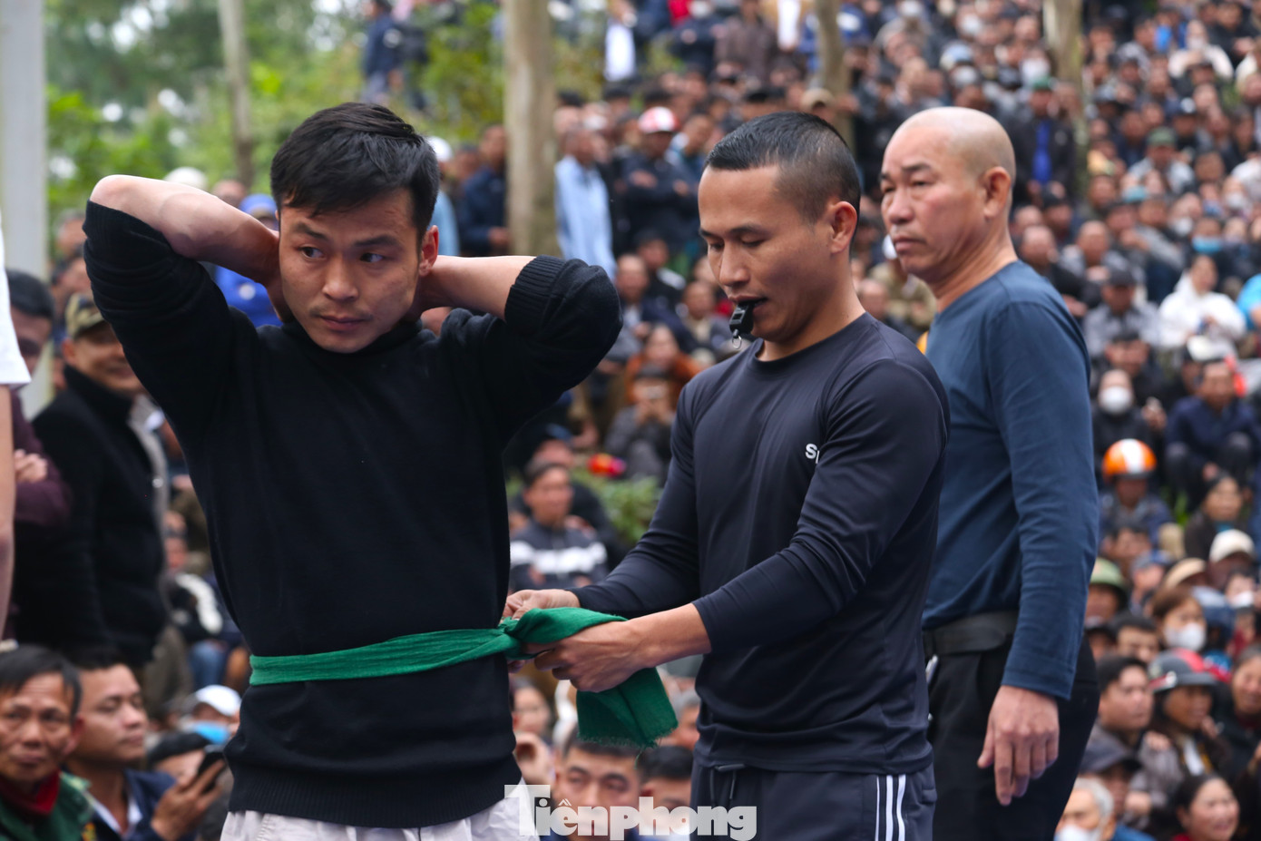 Người chơi với tinh thần thượng võ, không quy định về trang phục, các đối thủ trong một cặp đấu được phân biệt bằng dải vải màu đỏ và màu xanh.