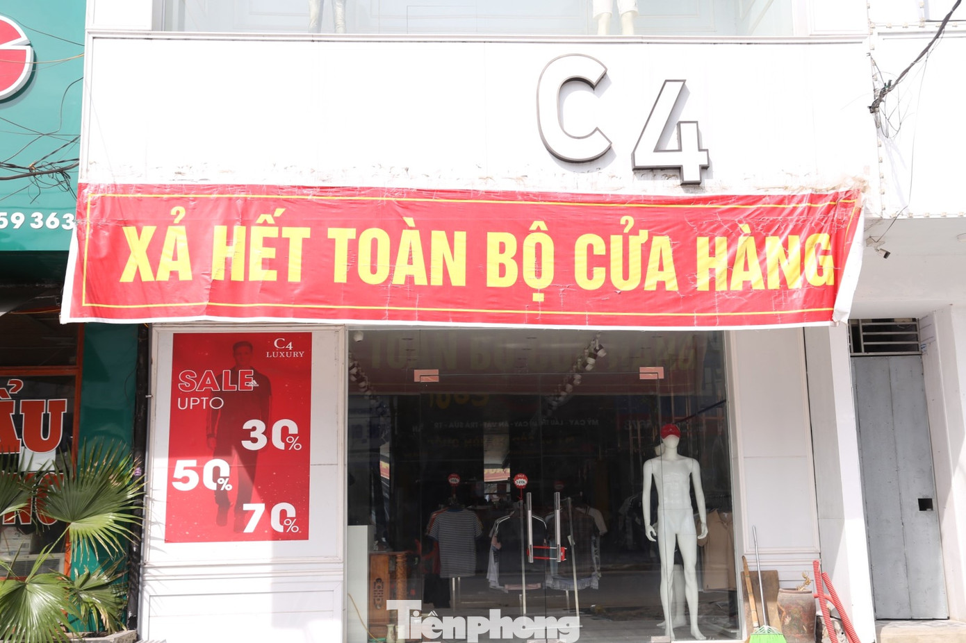 Hiện nay, giá cho thuê ki-ốt dọc phố Nguyễn Văn Cừ chỉ còn dao động từ 10-50 triệu đồng/tháng. “50 triệu là giá thuê cho cả 1 căn nhà lớn, nhiều tầng, có thể làm trụ sở công ty. Còn các ki-ốt đơn lẻ giá thuê chỉ khoảng chục triệu/tháng. Tôi thuê ki-ốt ở đây 15 triệu/tháng, nhưng ít khách nên thua lỗ, sắp tới tôi sẽ trả ki-ốt”, chị Trang, tiểu thương kinh doanh quần áo chia sẻ.