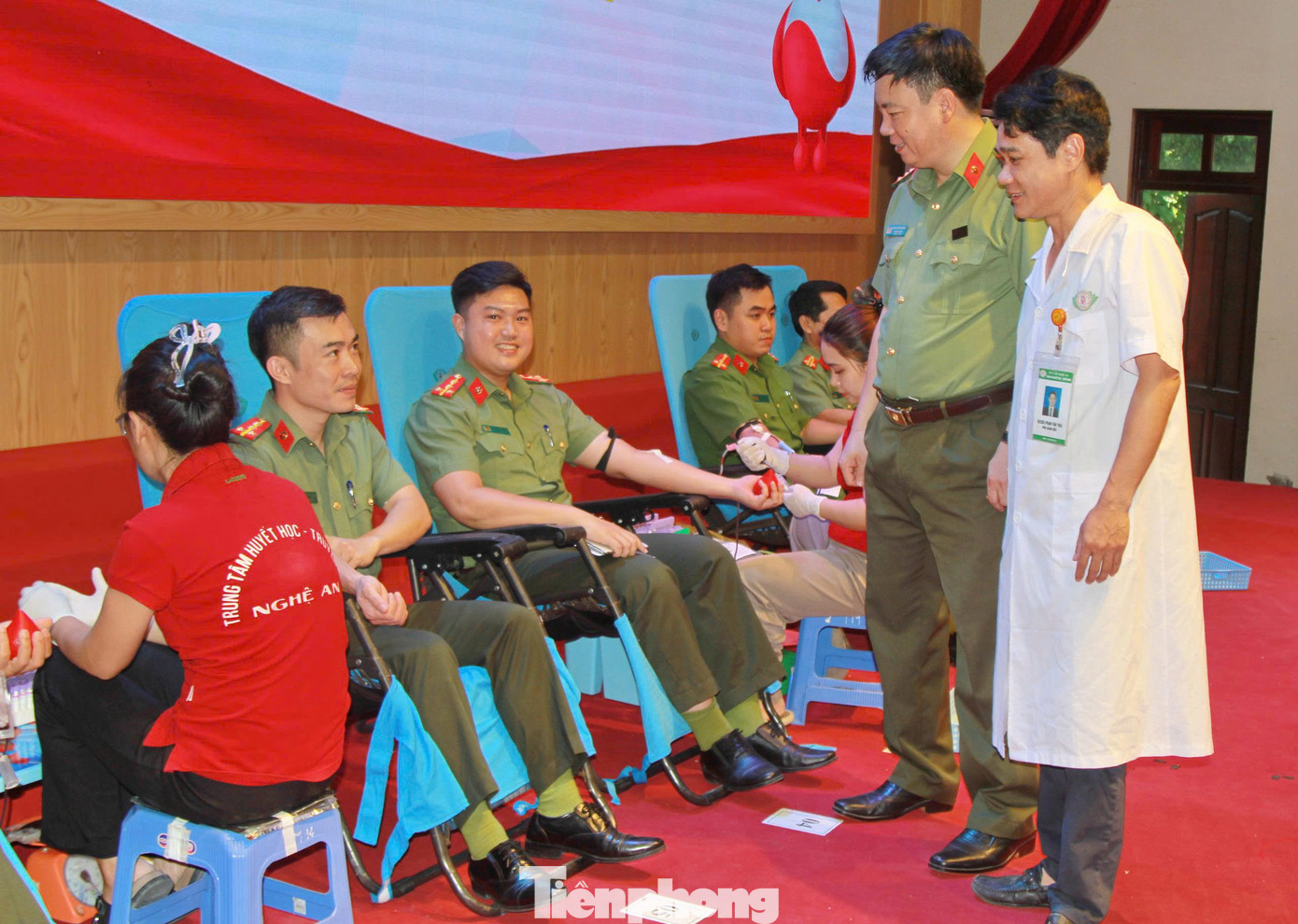 Chương trình hiến máu tình nguyện của công an tỉnh Nghệ An nòng cốt là sự xung kích của lực lượng đoàn viên, thanh niên được tổ chức thường niên, có ý nghĩa thiết thực, thể hiện nghĩa cử cao đẹp, tô thắm thêm hình ảnh người chiến sĩ Công an nhân dân “Vì nước quên thân, vì nhân dân phục vụ”. Chương trình hiến máu tình nguyện của công an tỉnh Nghệ An nòng cốt là sự xung kích của lực lượng đoàn viên, thanh niên được tổ chức thường niên, có ý nghĩa thiết thực, thể hiện nghĩa cử cao đẹp, tô thắm thêm hình ảnh người chiến sĩ Công an nhân dân “Vì nước quên thân, vì nhân dân phục vụ”.