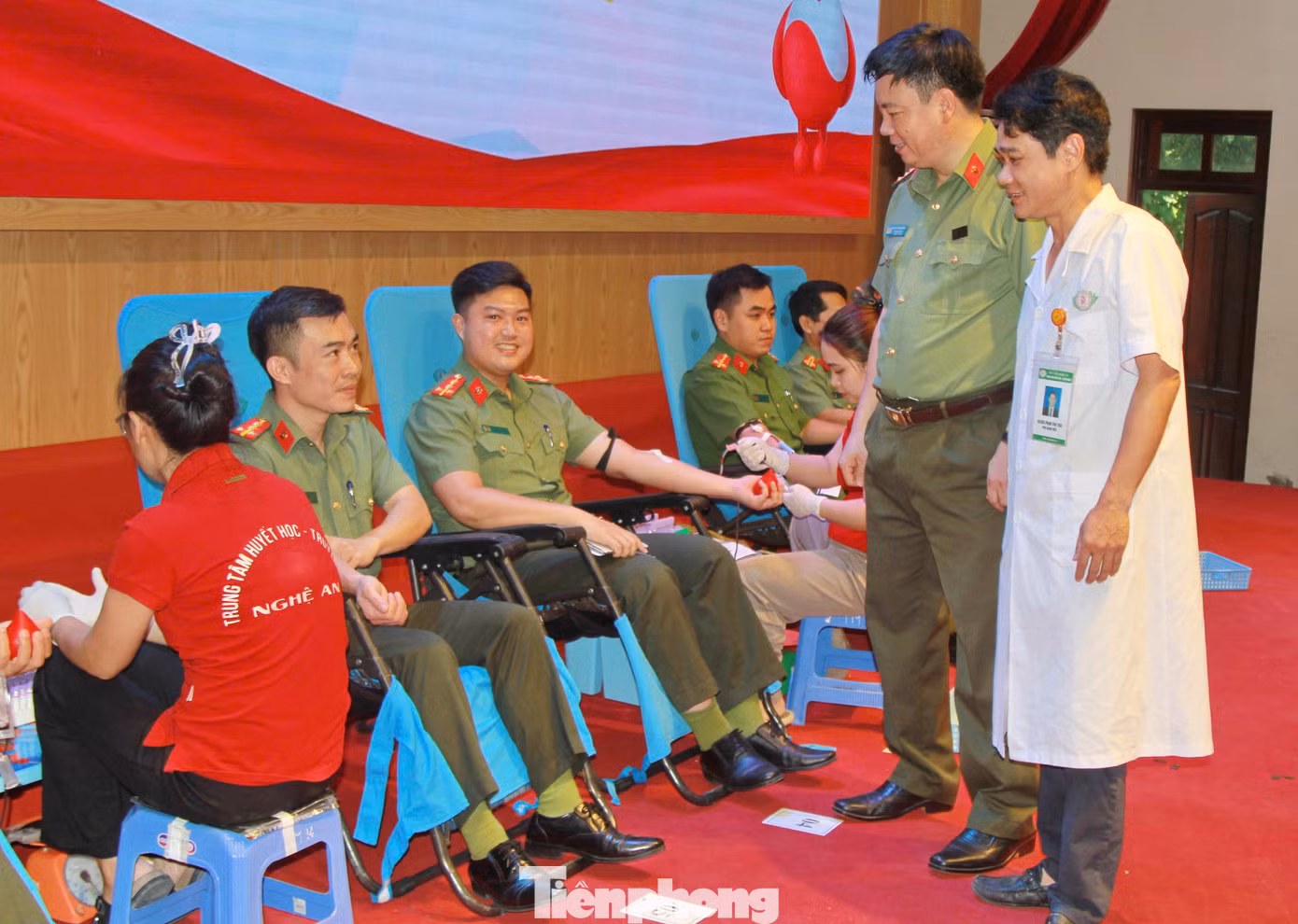 Chương trình hiến máu tình nguyện của công an tỉnh Nghệ An nòng cốt là sự xung kích của lực lượng đoàn viên, thanh niên được tổ chức thường niên, có ý nghĩa thiết thực, thể hiện nghĩa cử cao đẹp, tô thắm thêm hình ảnh người chiến sĩ Công an nhân dân “Vì nước quên thân, vì nhân dân phục vụ”. Chương trình hiến máu tình nguyện của công an tỉnh Nghệ An nòng cốt là sự xung kích của lực lượng đoàn viên, thanh niên được tổ chức thường niên, có ý nghĩa thiết thực, thể hiện nghĩa cử cao đẹp, tô thắm thêm hình ảnh người chiến sĩ Công an nhân dân “Vì nước quên thân, vì nhân dân phục vụ”.
