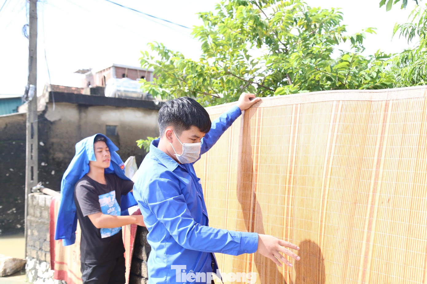 Bạn trẻ giúp người dân dọn dẹp nhà cửa sau mưa lũ