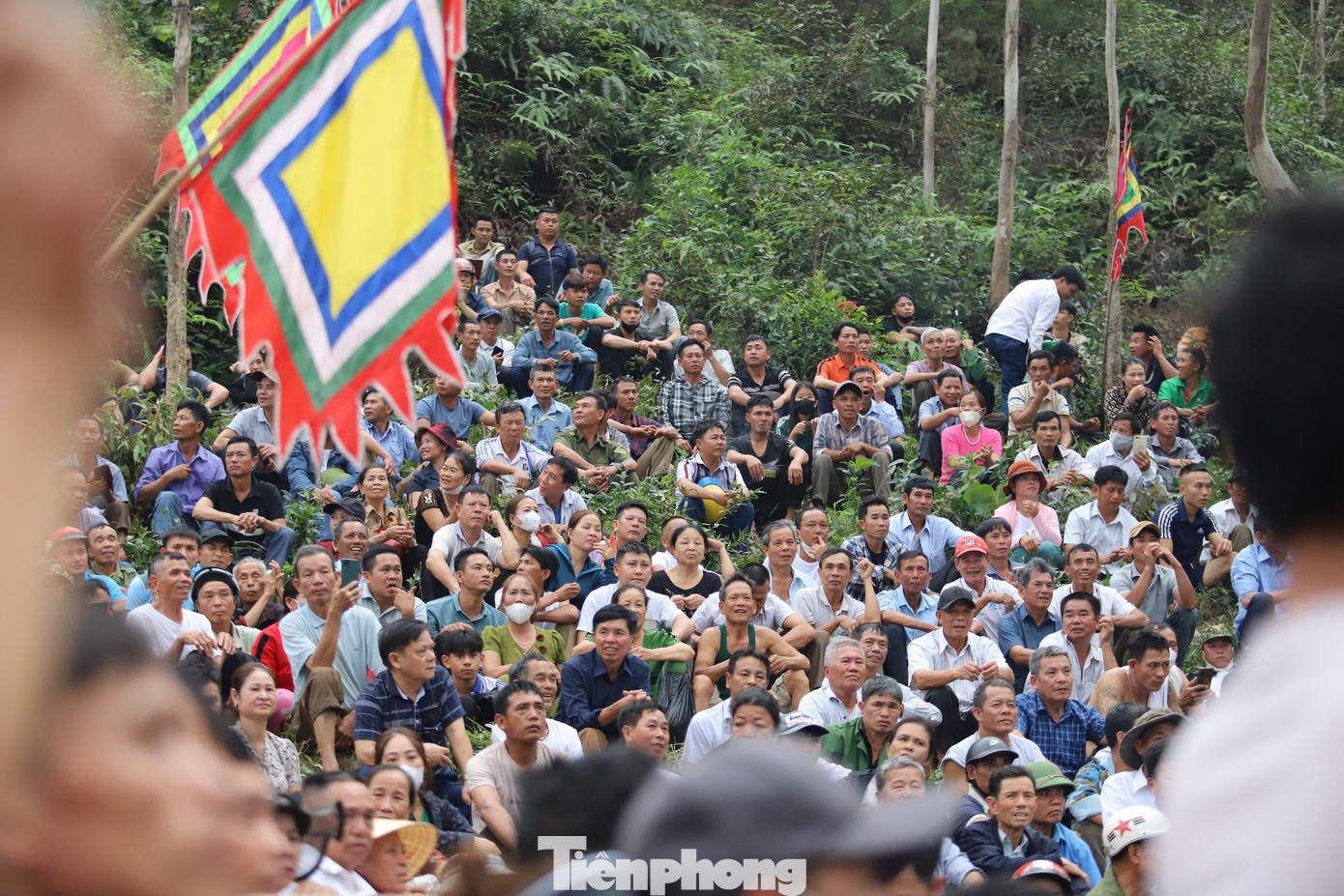 Hàng nghìn người dân và du khách reo hò cổ vũ.