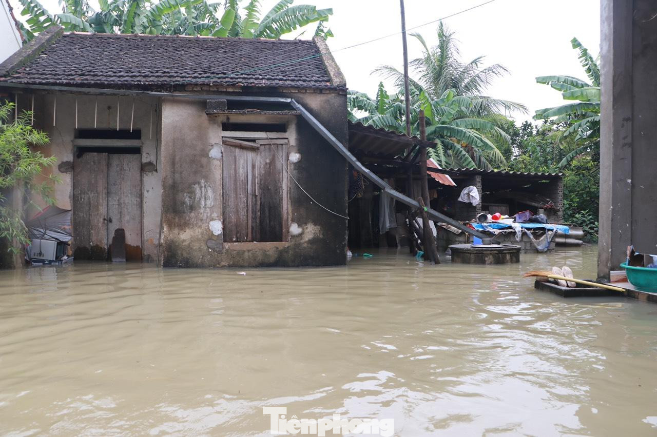 Hai ngày qua, do ảnh hưởng của hoàn lưu bão số 4, nhiều địa phương trên địa bàn tỉnh Nghệ An bị ngập lụt, các cơ sở hạ tầng bị nước tràn vào hư hỏng nặng, cây cối đổ xuống các trục đường, kênh mương thuỷ lợi tắc nghẽn,...
