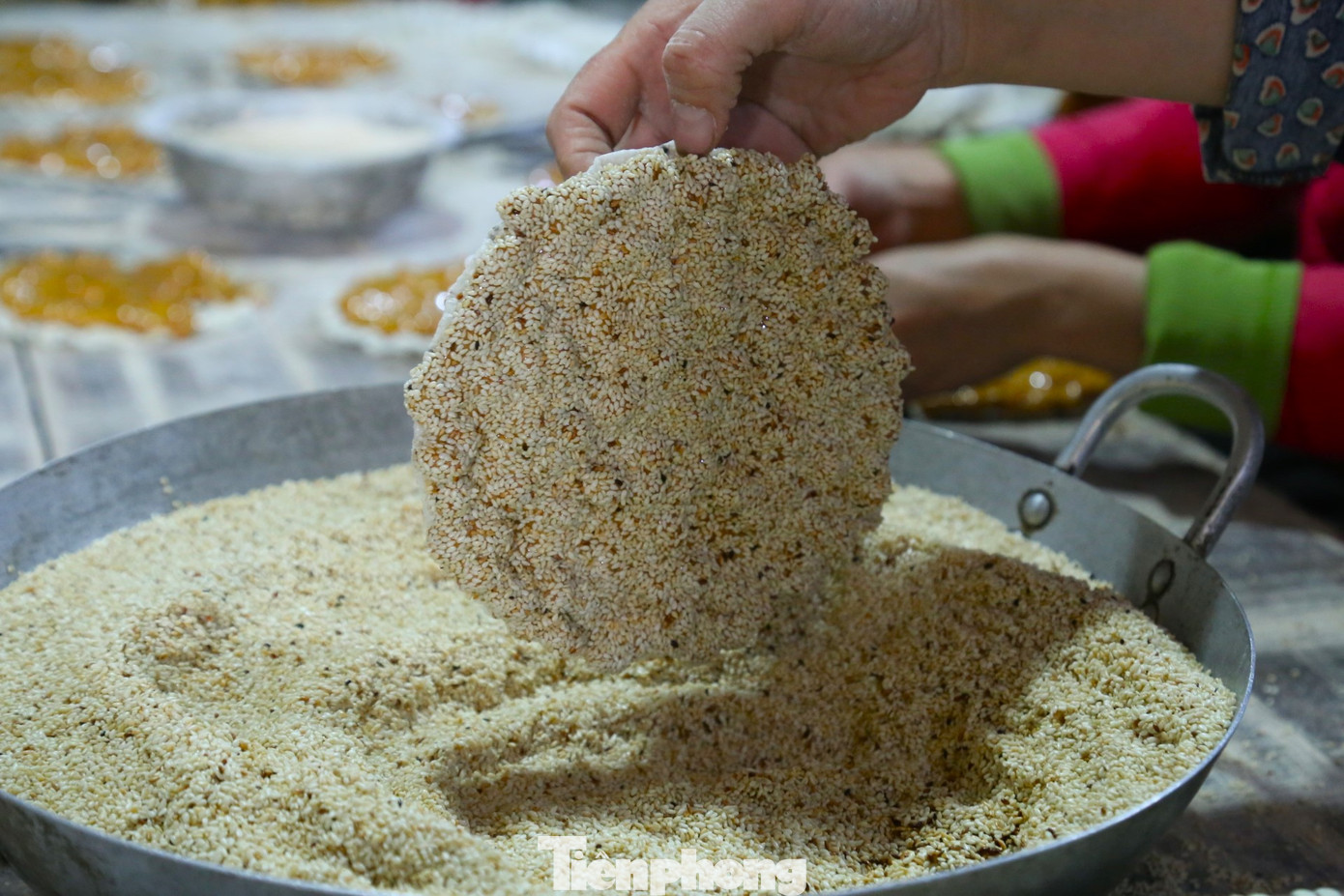 Kẹo sau khi được dàn đều sẽ được phủ một lớp vừng